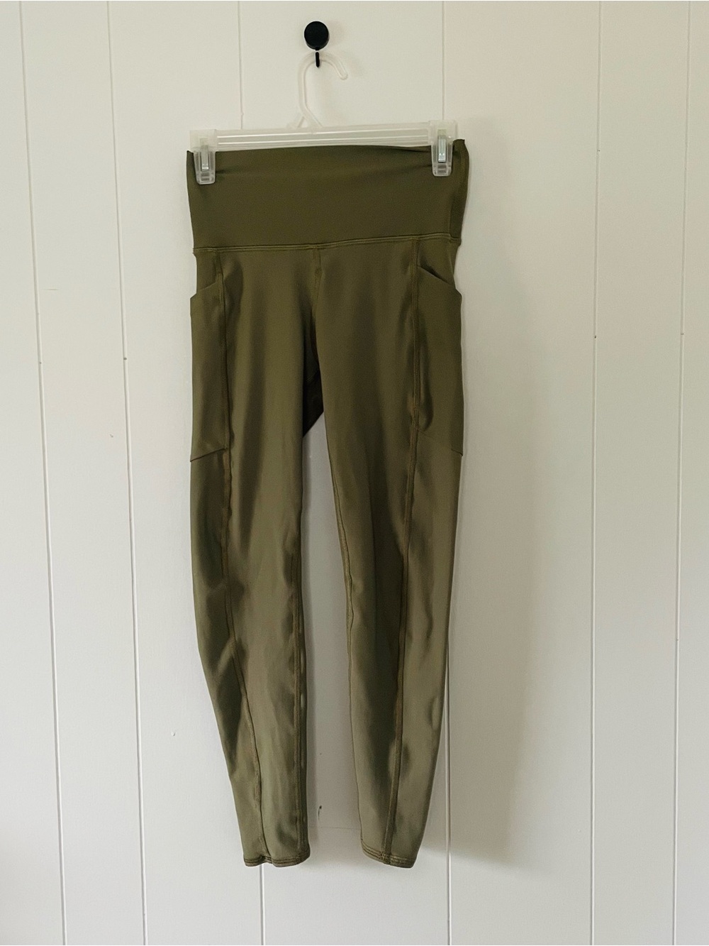 High-Waist Olive Leggings with Side Pockets